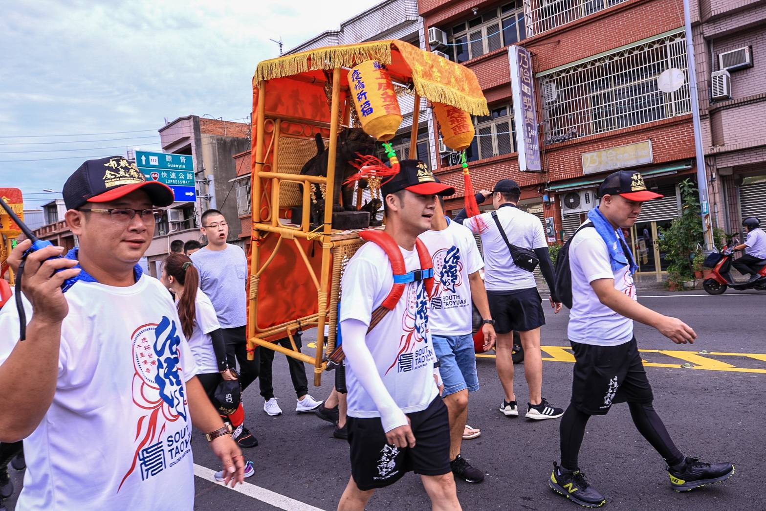 南桃園金虎會為疫情祈福 百里徒步謁祖進香