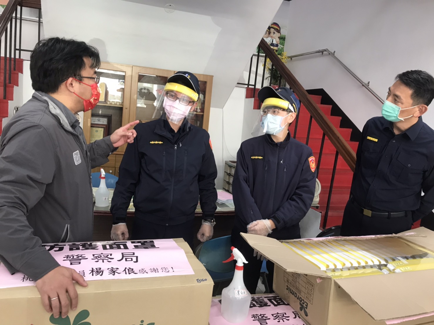 協助警方春節執勤防疫　桃市議員楊家俍捐贈物資