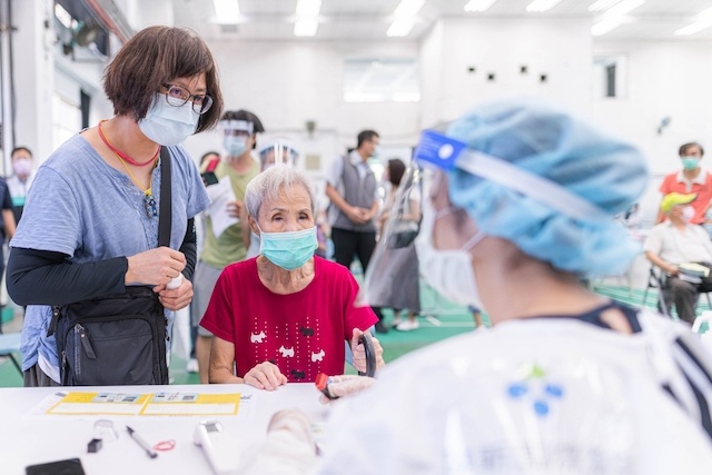 桃園疫情｜6/16+14／改善首日高齡接種混亂狀況　採用「宇美町式」打法改善流程