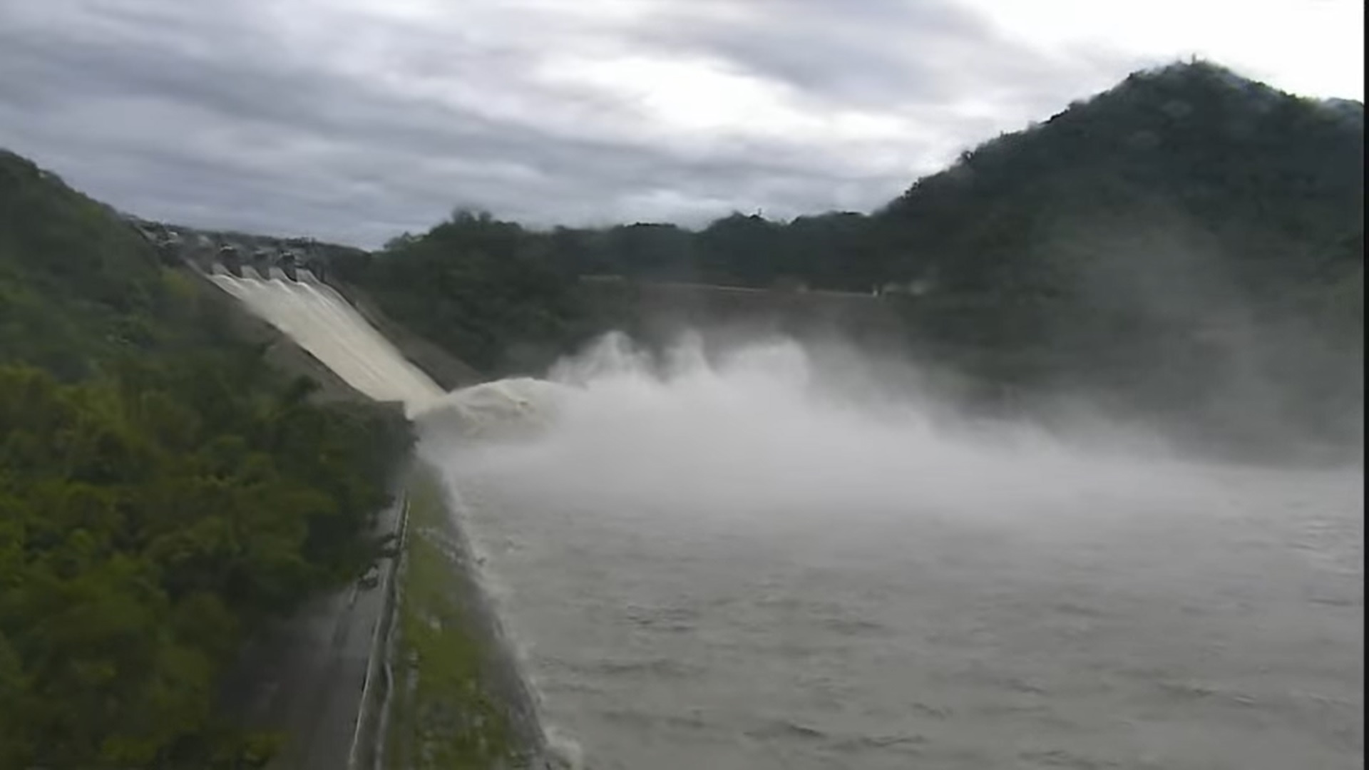 烟花颱風豐沛水量　石門水庫溢洪道洩洪