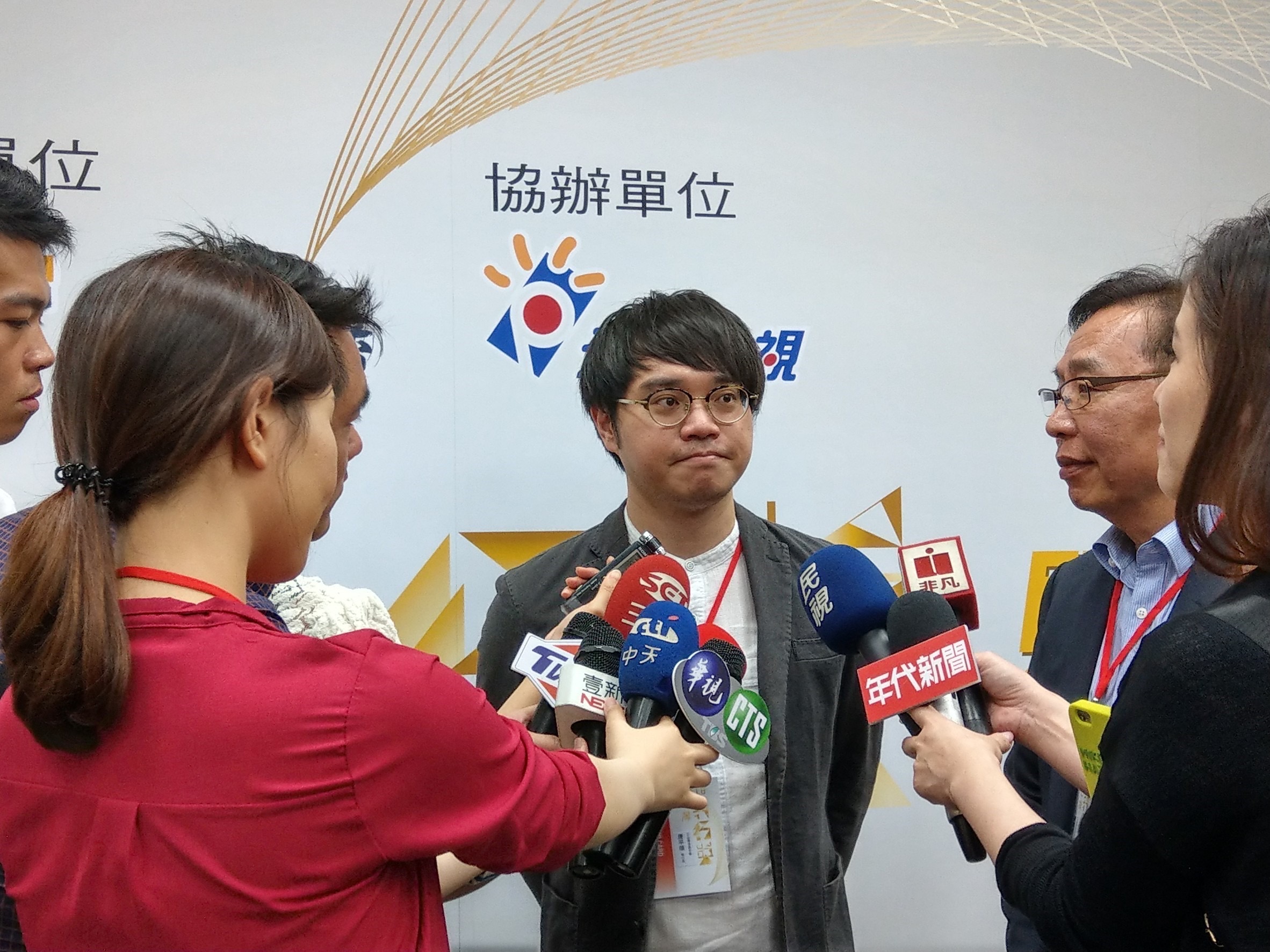 流量惡魔產出鄧佳華拍AV新聞　唐平榮批：你、我和政府都是幫兇