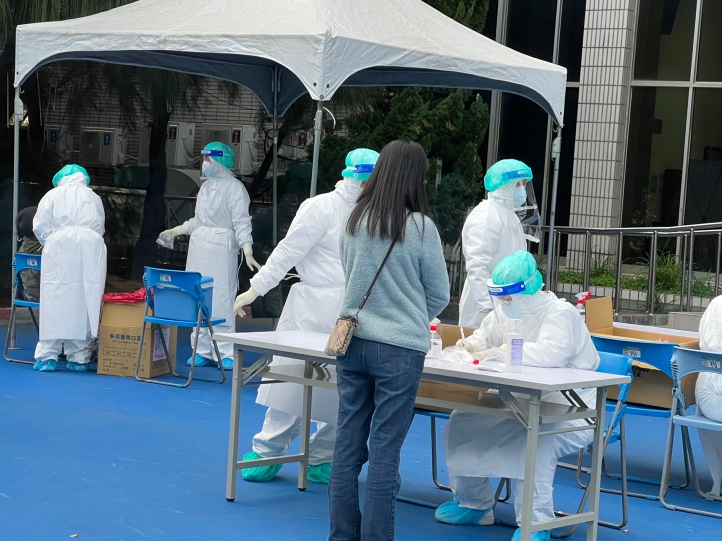 明新科大2師生西堤用餐確診    篩檢站進駐校園採撿