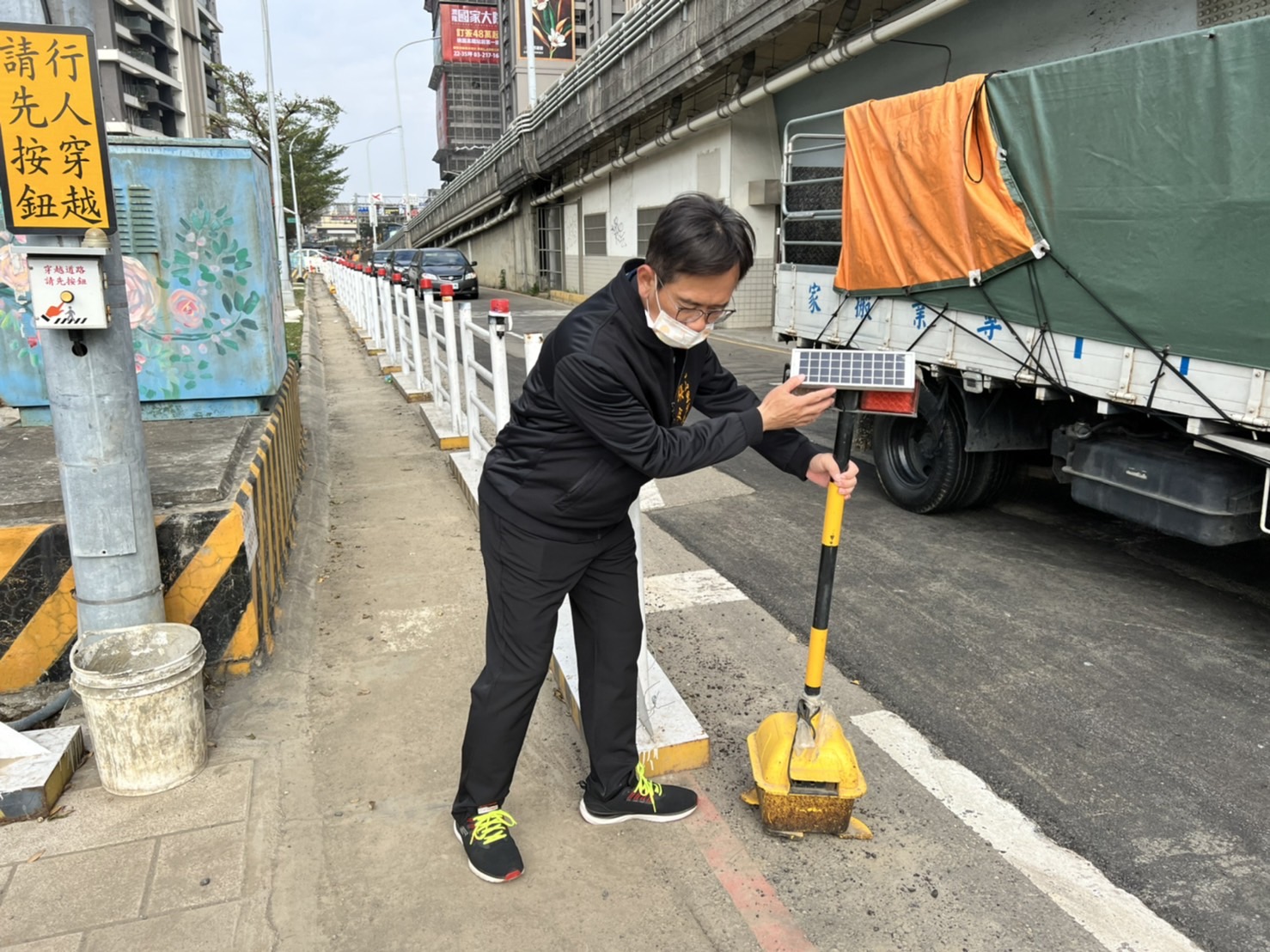 慈雲路橋下單線路難行　里長力爭設兩線道分流