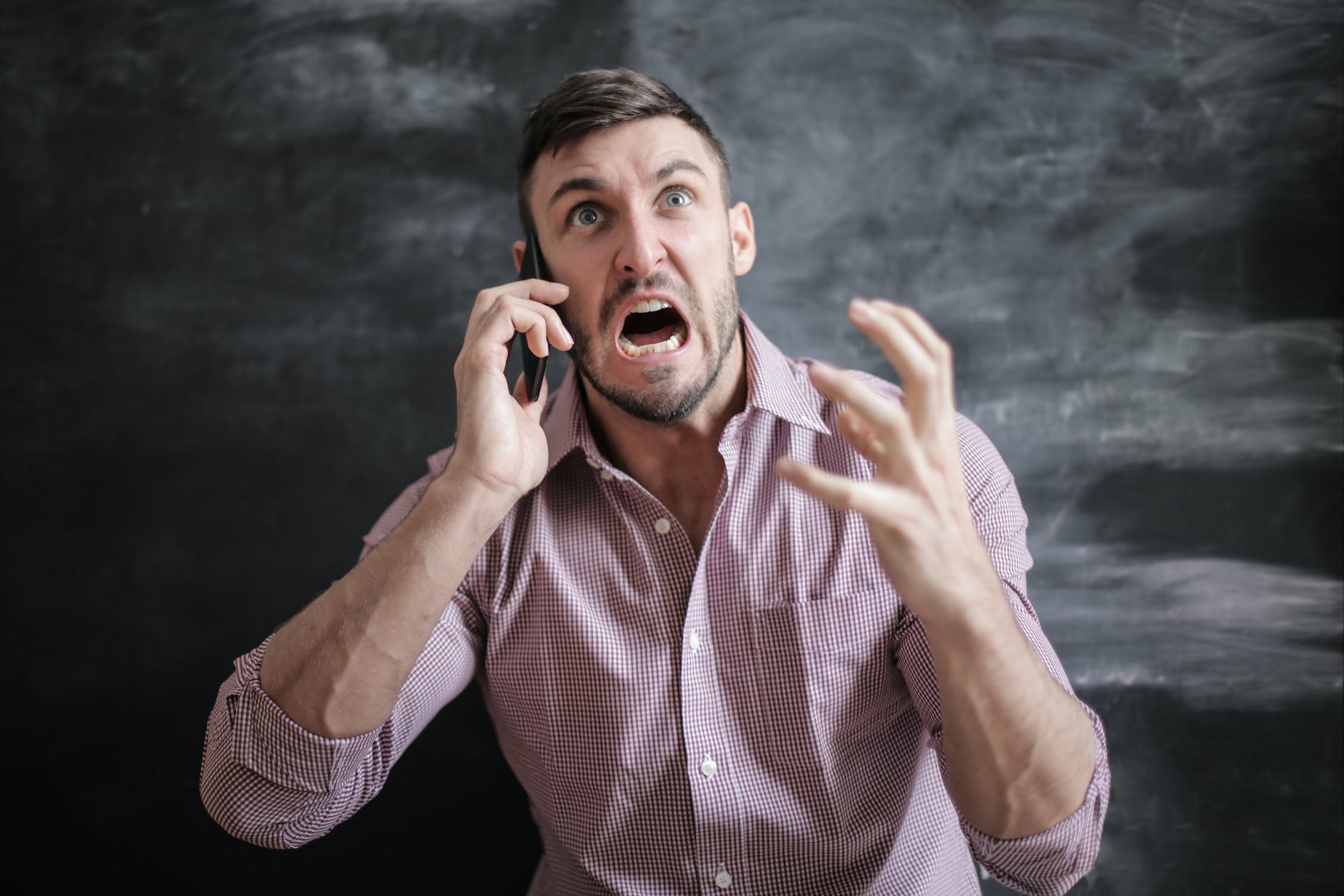 法律教室 ｜觸犯刑事訴案件　委任律師就可以不到庭嗎？