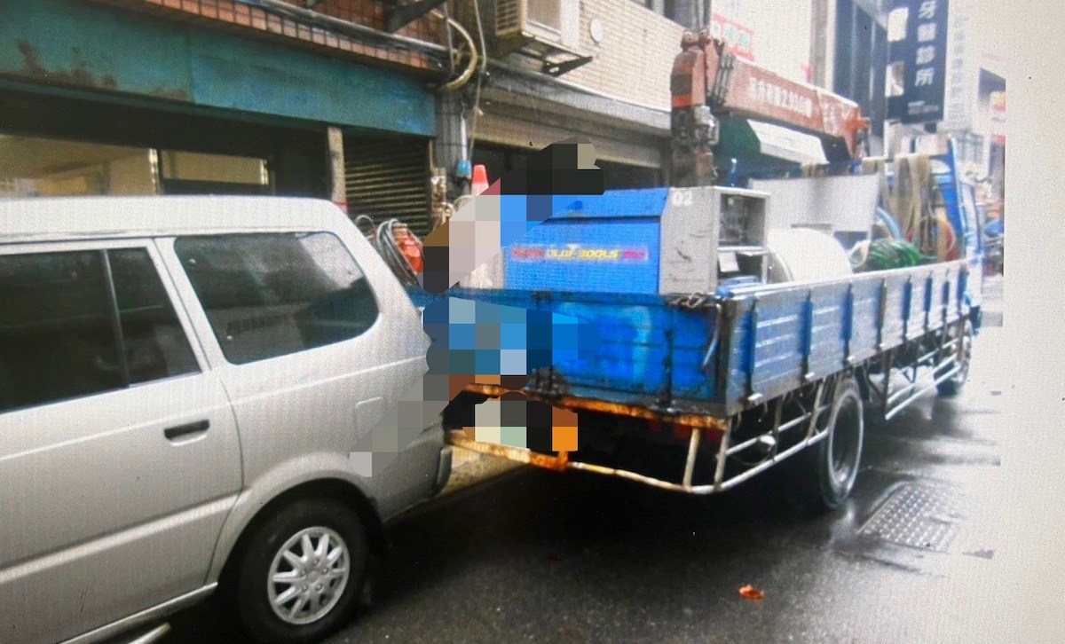 大貨車未拉手煞倒退嚕　撞1車險波及路人太誇張　