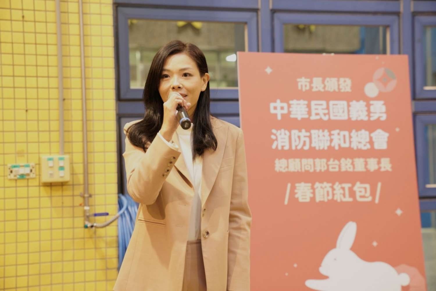 郭董慰問新竹市義消　高虹安代表發春節紅包