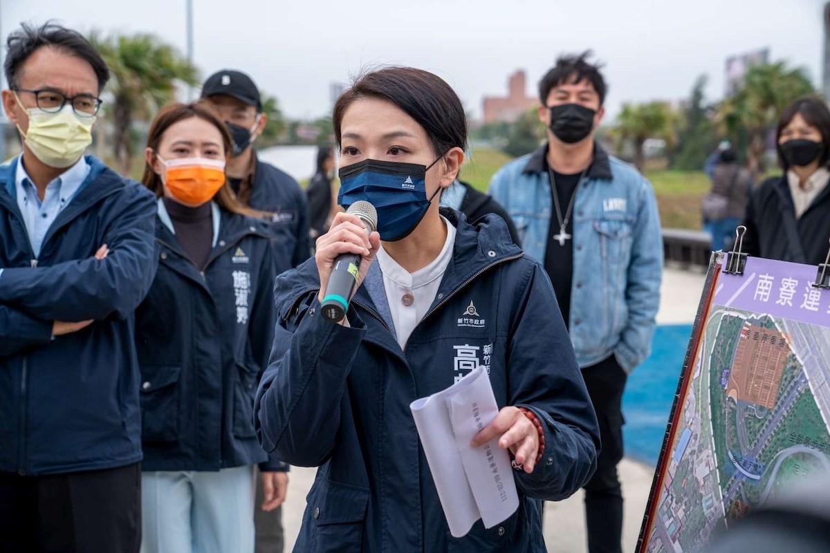 南寮運動公園工程有問題？　足球場滿是碎石、坑洞狀況差　