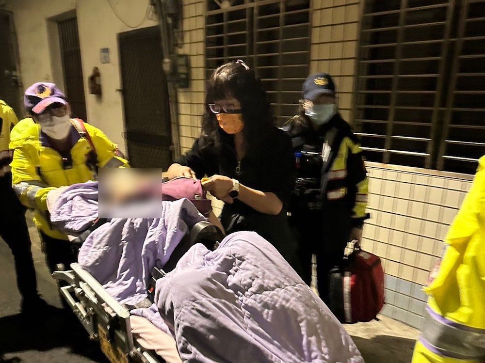 78歲婦家中摔倒困2天　警獲報破門送醫幸無大礙 ​