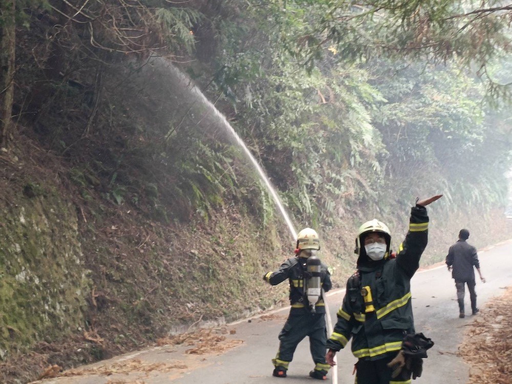 久旱不雨釀山火　大鹿林道延燒煙竄高空