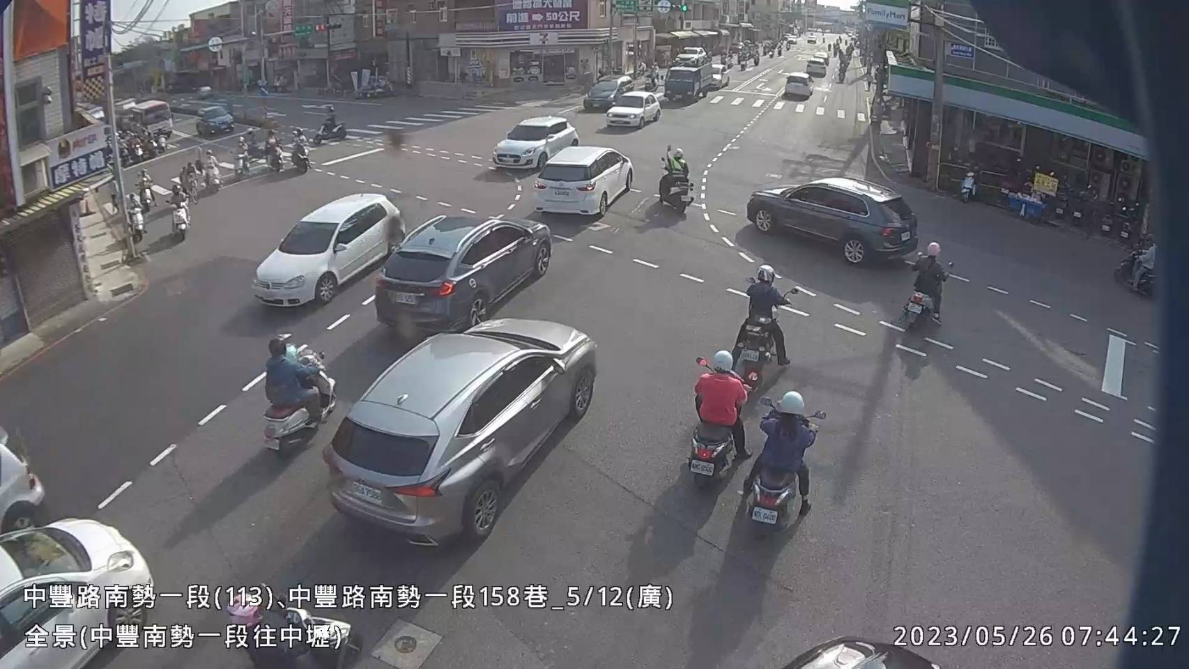孕婦羊水已破卡車陣　親友急報警開道護送