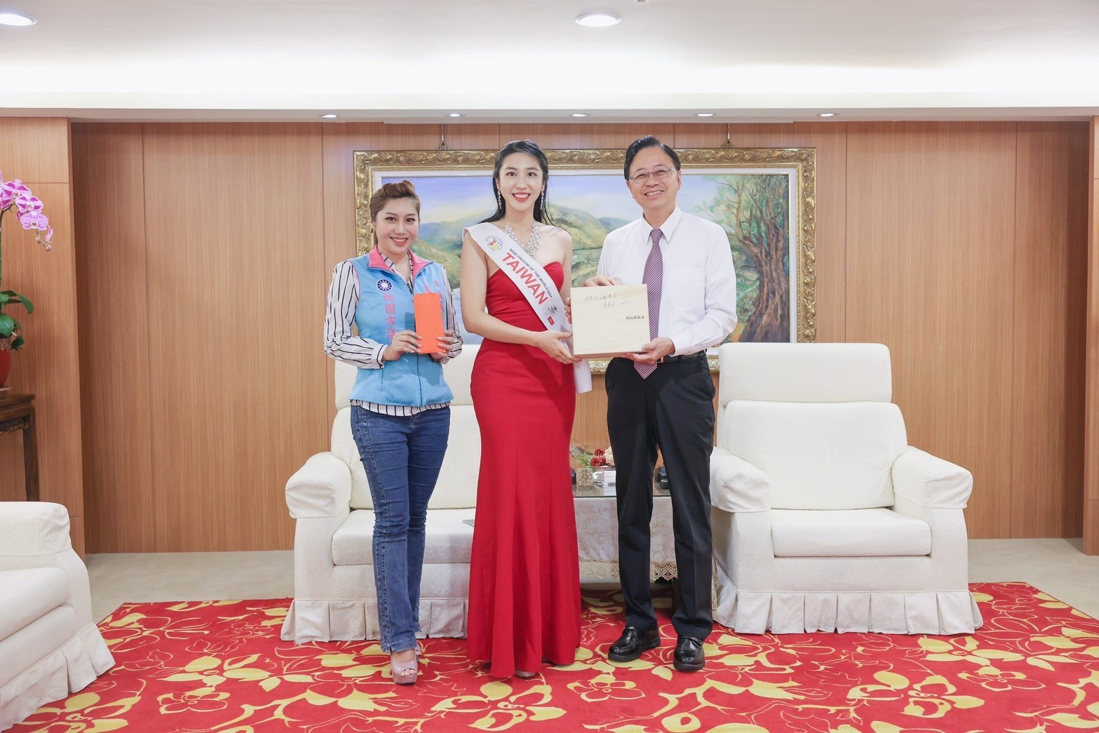 桃園女孩勇赴歐選美 　披國旗奪下世界第三　