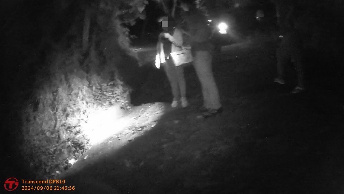 正妹大山迷航遭犬吠驚倒路邊 警藉蜂鳴聲順利完成即刻救援