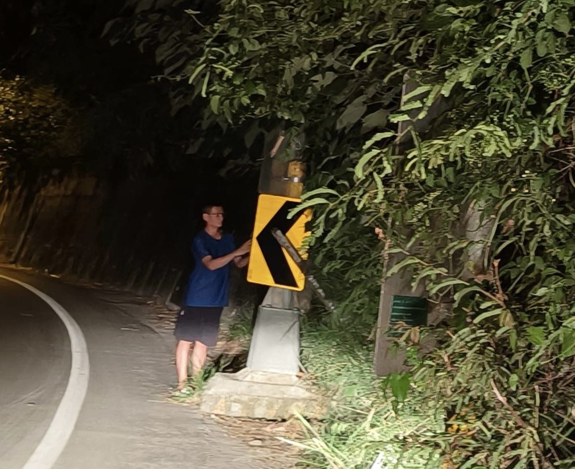 夫妻夜半遊車河 不是約會而是檢查路燈