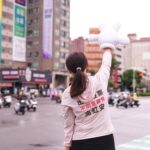 路口揮手接地氣 高虹安喚起民眾感動