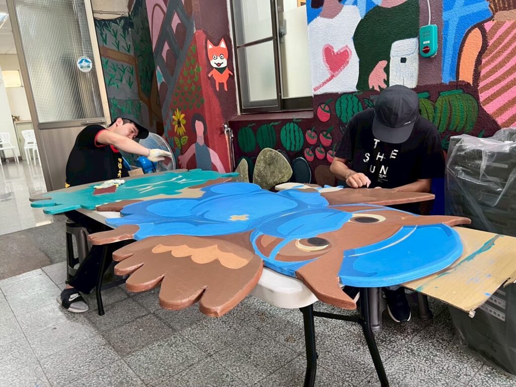 草療用繽紛色彩展現生命力 彩繪大里衛生所 草療用繽紛色彩展現生命力 彩繪大里衛生所