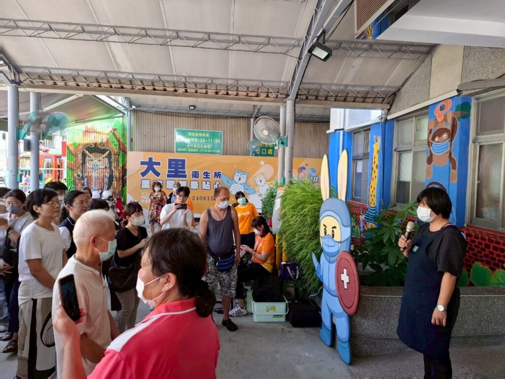 草療用繽紛色彩展現生命力 彩繪大里衛生所 草療用繽紛色彩展現生命力 彩繪大里衛生所