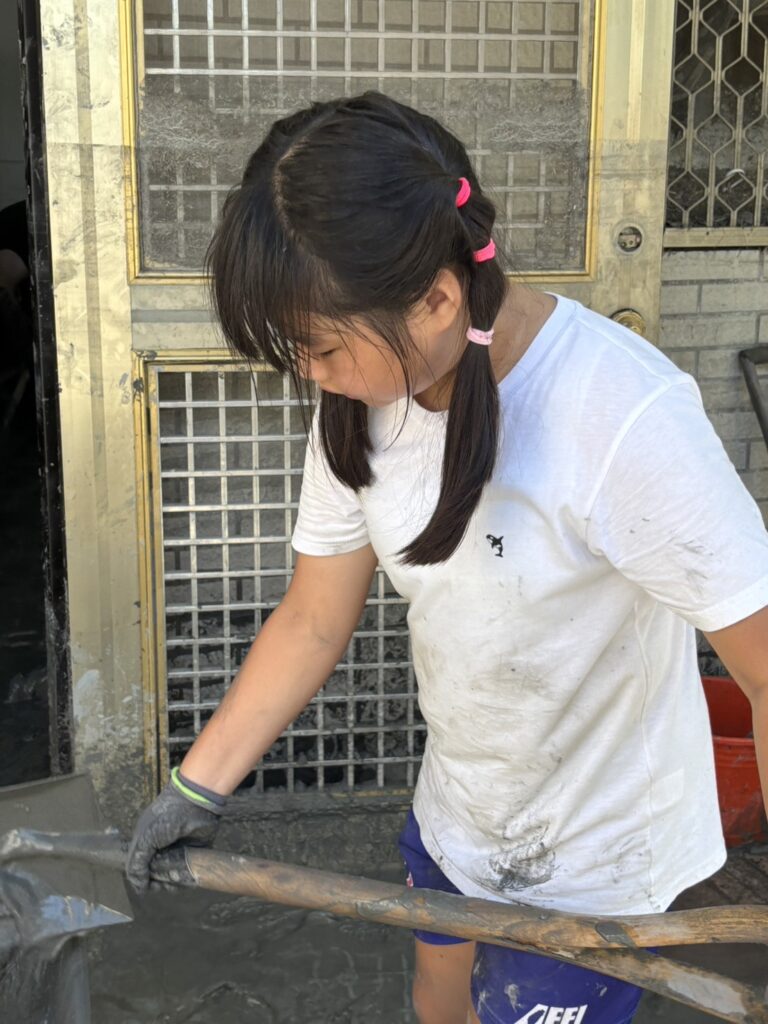 護理師主動投入花蓮救災 急診醫師提醒鏟子超人