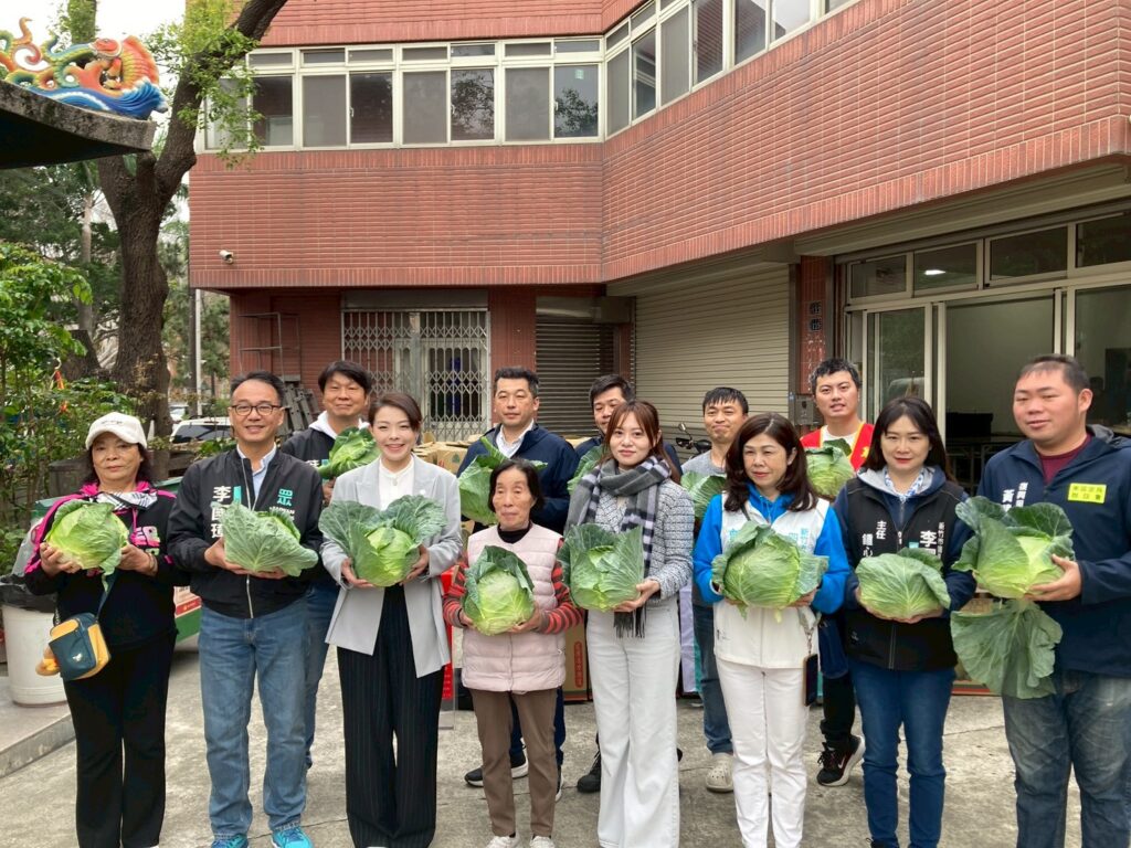 新春義賣高麗菜 新竹市長愛心做公益