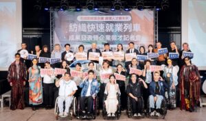 與會貴賓、院校代表及紡織產業各公會秘書長與專題成果展演模特兒大合影。紡織所/提供