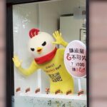 超商排隊驚見巨型呆萌小雞！網友笑翻：原來這諧音梗背後超用心