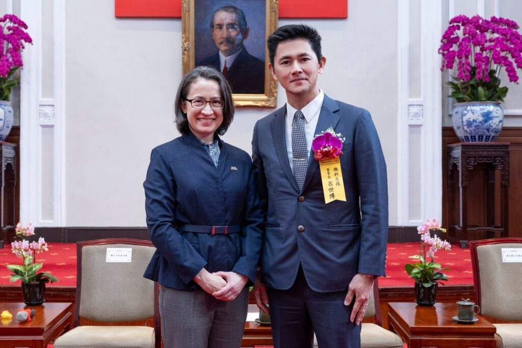 副總統蕭美琴(左)與婕樂纖創辦人呂世博(右)合影。婕樂纖/提供