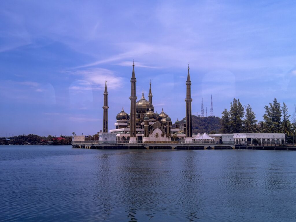 外型極具未來感的水晶清真寺也是登嘉樓必訪地標。圖/可樂旅遊提供