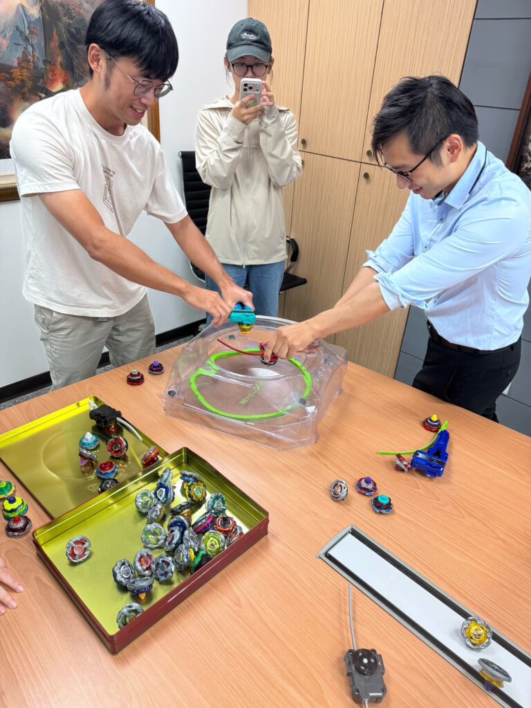 未來森活營養師阿正與同仁打陀螺,3、2、1,Go Shoot!(圖/未來森活提供)