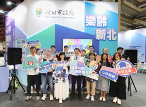 新北市政府形象館，於今（7）2026第三屆高齡健康產業博覽會亮相，今年攜手12局處，以「心伴樂齡」、「動齡共好」及「銀齡出發」三大主題呈現高齡推動成果。（圖：新北市政府經發局／提供）