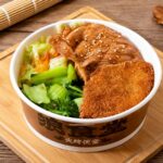 肉片刷上自製烤醬再經直火烤製 台中便當店從主菜到米飯打造烤肉飯特色
