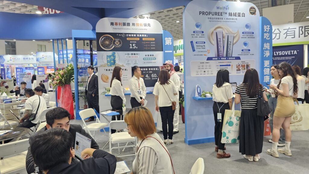 沛威保健推出的首款新品「魚油絲絨蛋白」解決市售肉泥型保健品三個常見痛點。(圖／逢源生技提供)