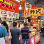 廟東夜市美食從滷製開始 大黑豆干先吸入滷汁 再以自製配方堆出蒜香風味